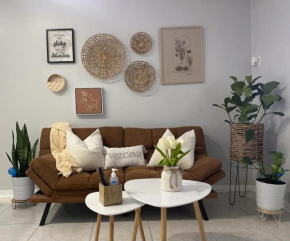 Chic 1 Bedroom Apartment With Free Wifi + Parking